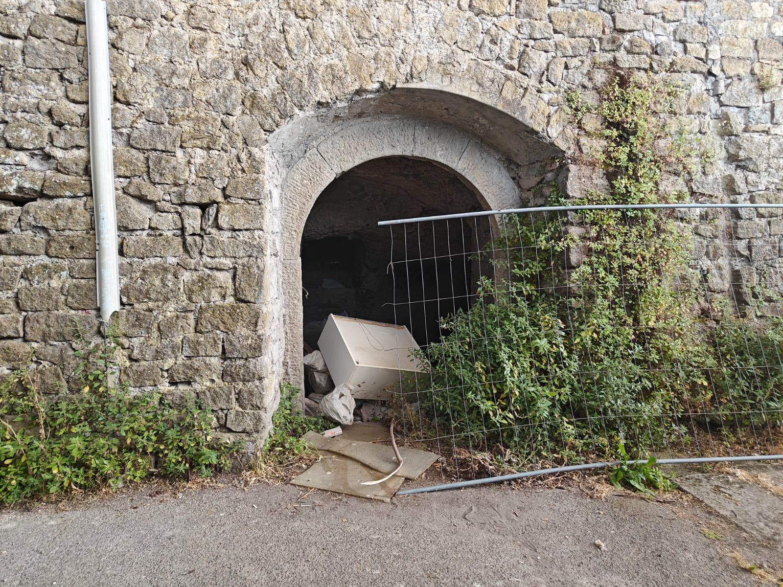 Viterbo – Degrado e abbandono sotto al Palazzo dei Papi, spettacolo indecente per turisti e cittadini (FOTO)