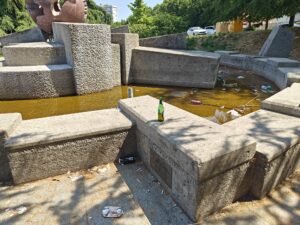 Viterbo – Fontana a Sfera già abbandonata torna a essere il ritrovo dei giovani “per bene” (FOTO)