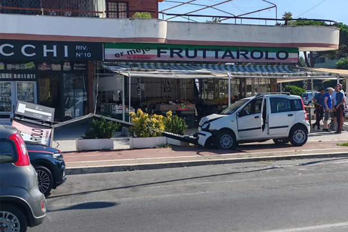 Ladispoli – Paura a Palo Laziale: auto finisce sul marciapiede a pochi passi dai negozi e abbatte un cartello pubblicitario (FOTO)