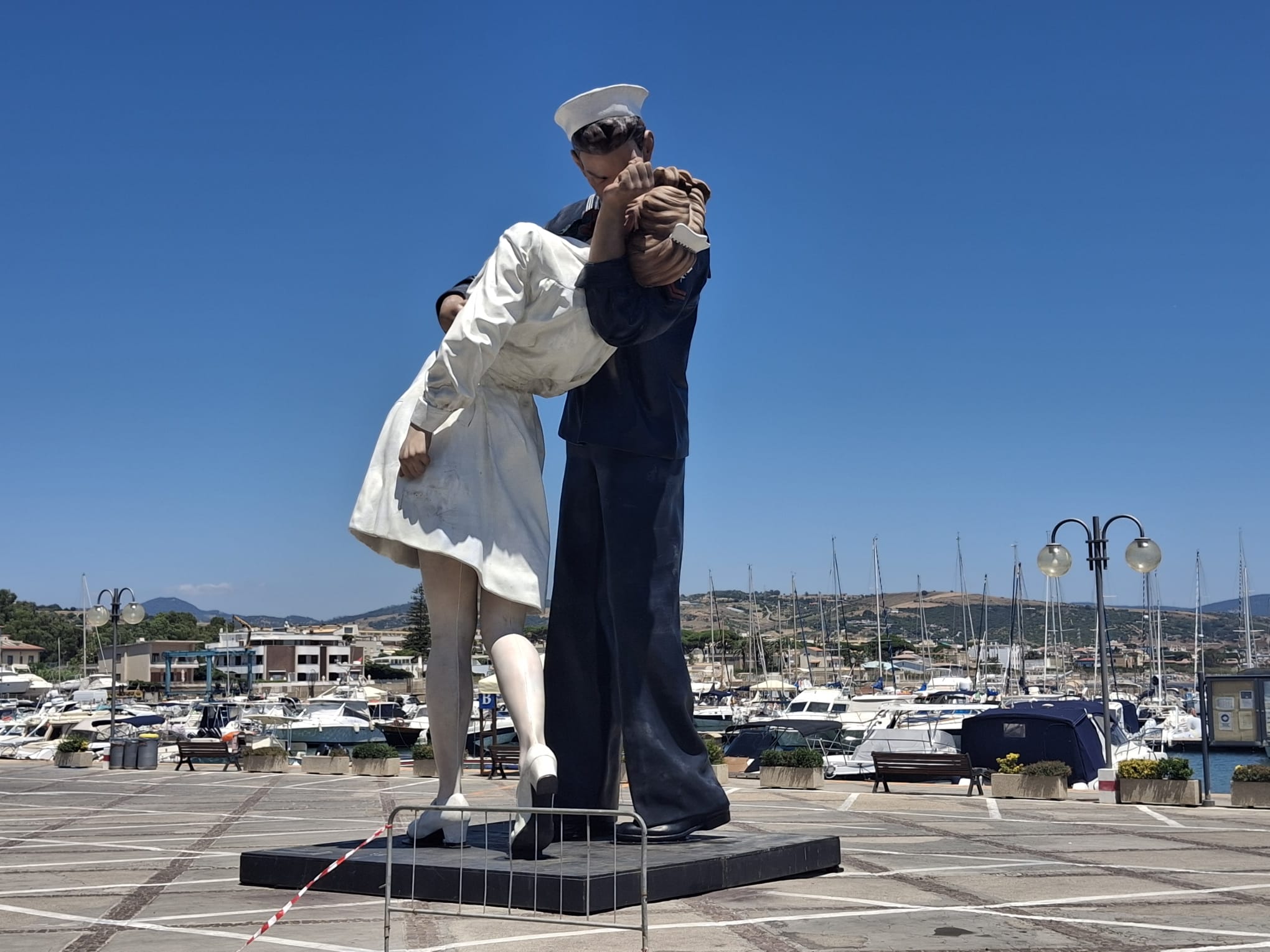Santa Marinella – Ecco la statua: primi turisti, domenica 6 luglio l’inaugurazione (FOTO)