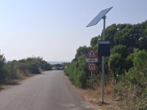 Sant’Agostino – Buche e degrado, ma fiocca il rilevatore di velocità (FOTO)