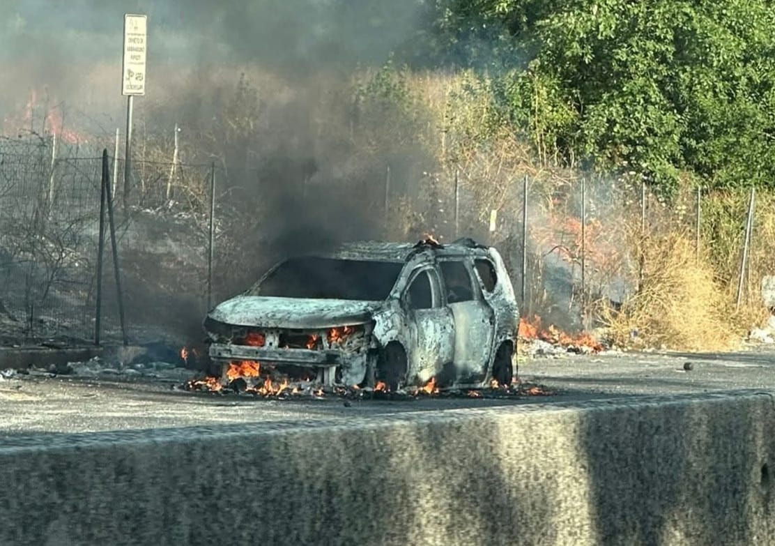 Roma – Auto in fiamme sulla Cassia bis direzione Viterbo, strada chiusa e traffico in tilt
