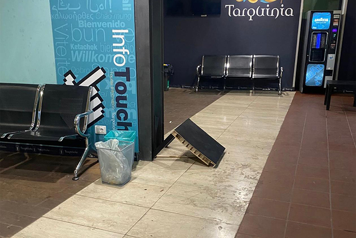 Tarquinia – La sala d’attesa alla Barriera San Giusto è ridotta a un porcile