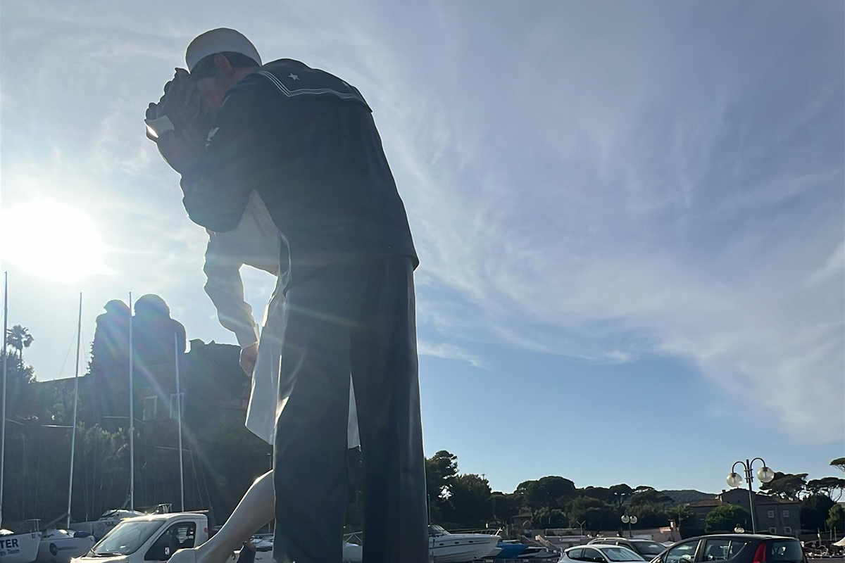 Santa Marinella – Il centrodestra contro Tidei: “Altro che statua del Bacio, a noi sembra il Bacio di Giuda”