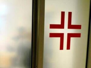 Bimbo di 5 anni ingoia un cacciavite, salvato a Salerno