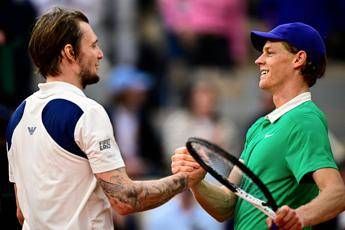 Sinner domina, Bublik ci scherza su: “L’ho quasi battuto”