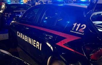 In fuga da posto di blocco travolgono coppia in auto, morto un 56enne