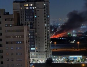 Iran risponde ad Israele, massiccio attacco missilistico. Khamenei “Non ne uscirà indenne”