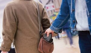 Roma, rapinano coppia di turisti ma vengono arrestati grazie alla foto scattata dalle stesse vittime