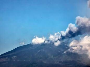 Etna in eruzione, nuovo parossismo dal cratere Sud-Est – Video