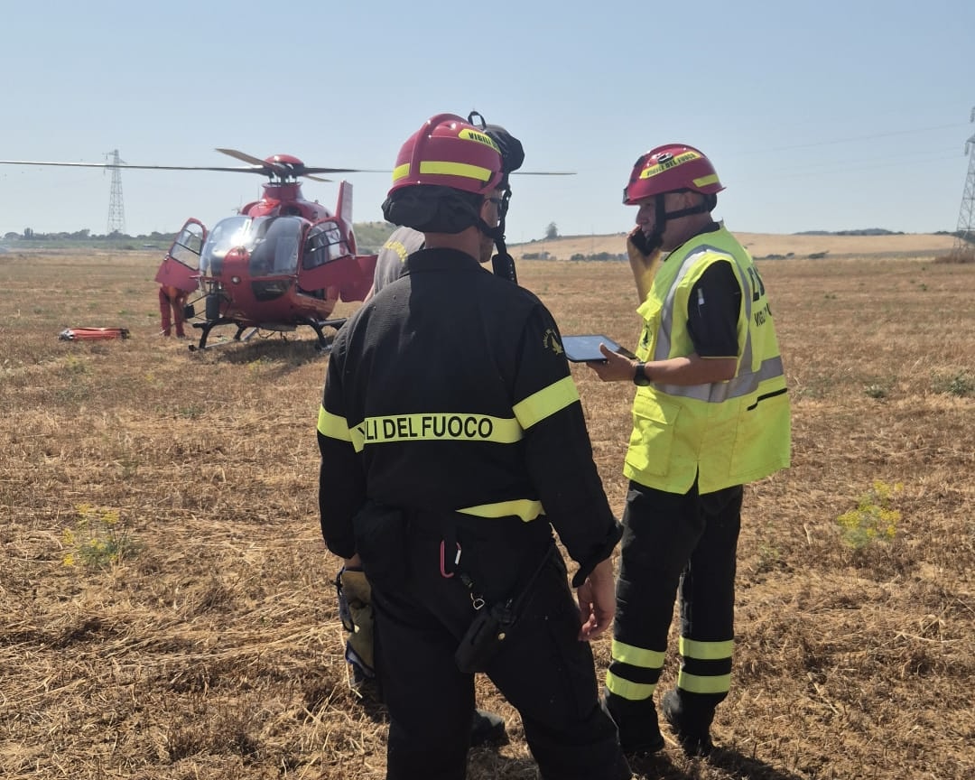 Tolfa – Vasto incendio lungo la strada della Scaglia, fiamme a ridosso delle case e di un’azienda agricola (FOTO)