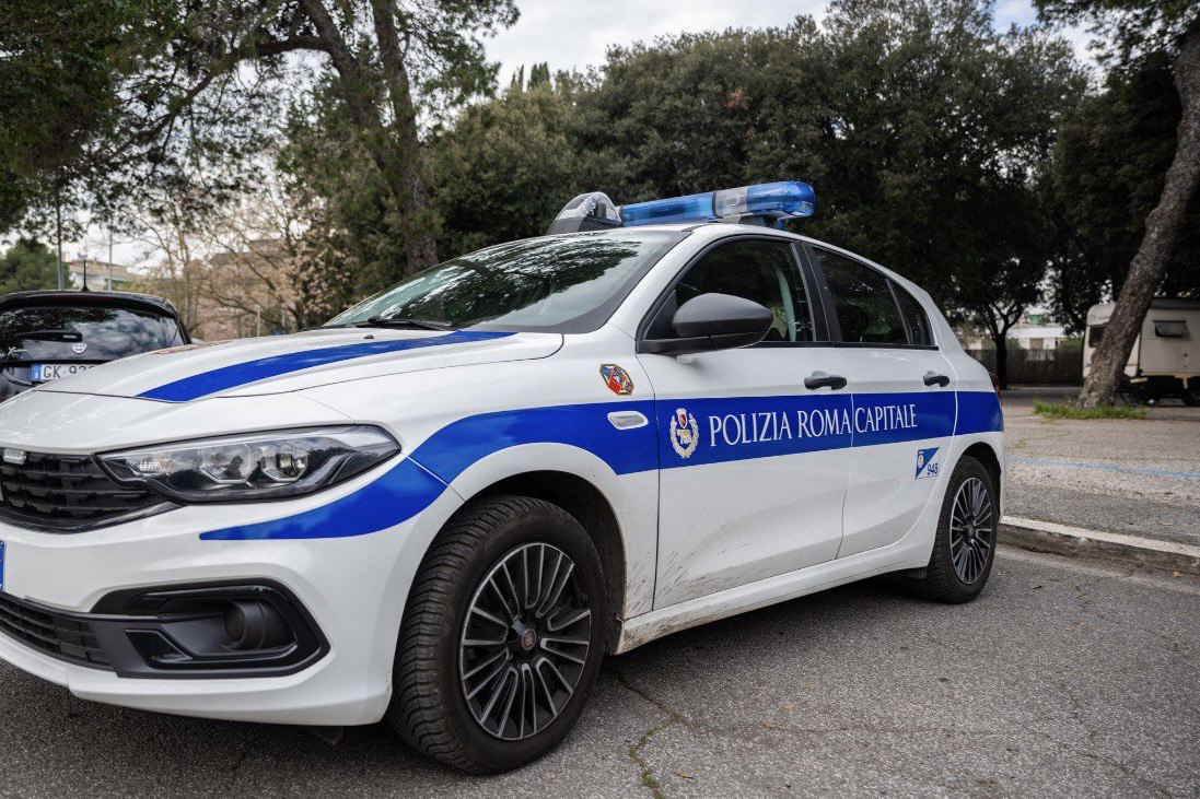 Ladri rubano camper a turisti mentre visitano il Circo Massimo