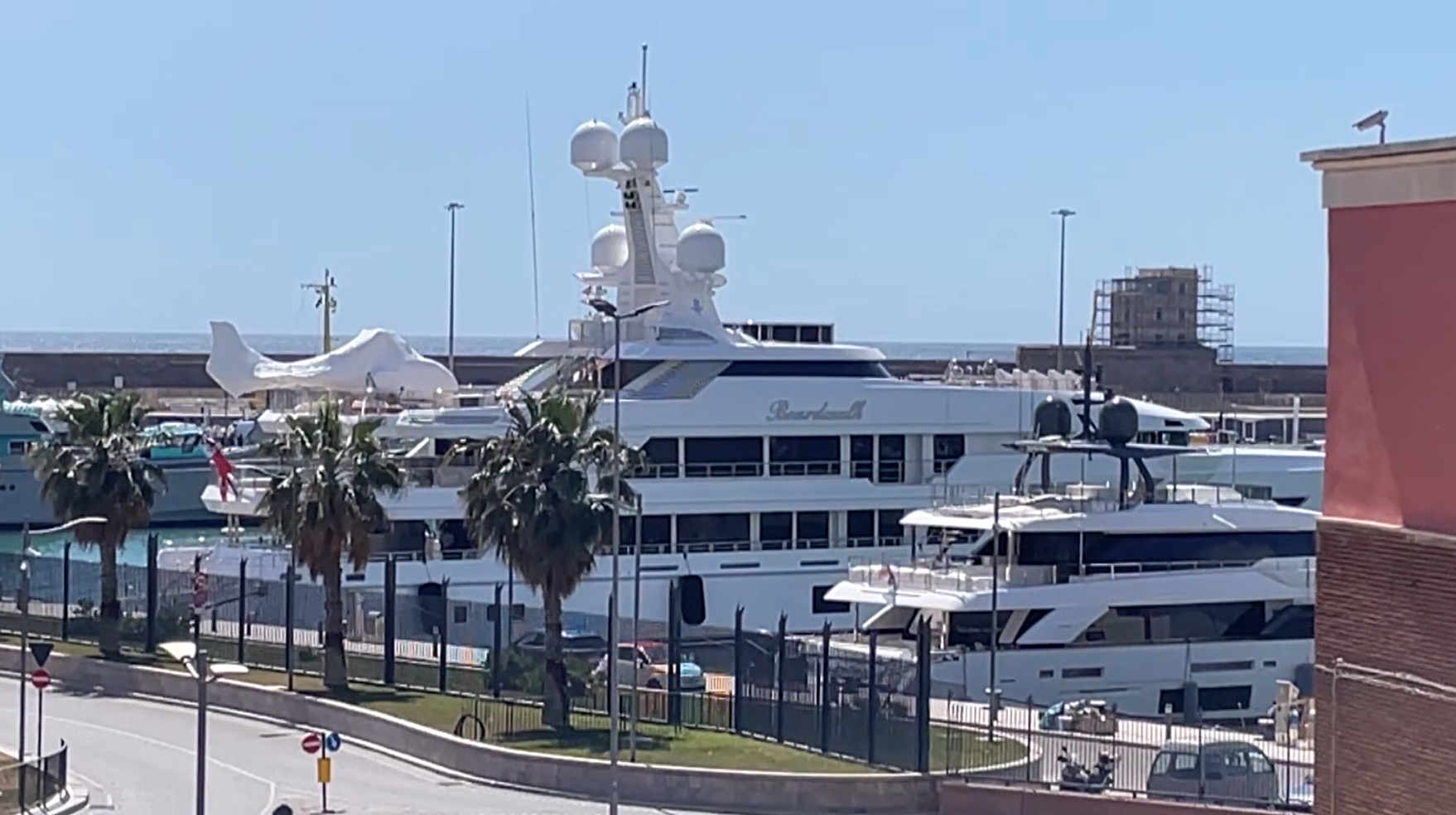Civitavecchia blindata per l’ambasciatore USA: il suo maxi yacht attraccato in porto, scorta imponente per ogni spostamento