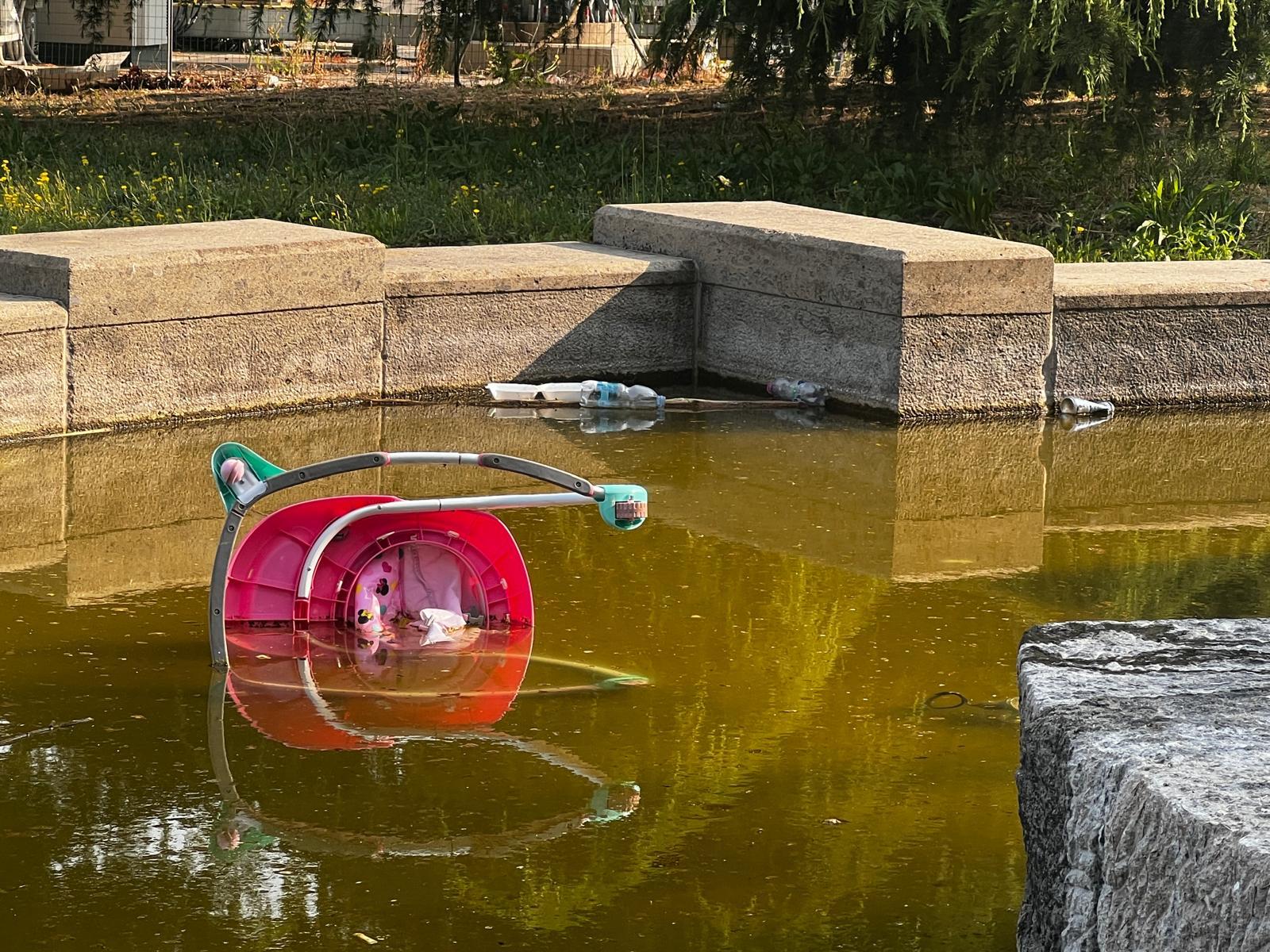 Viterbo – Fontana a sfera, appena ripulita riempita di immondizia, Aronne: “Raccolti 100 chili di rifiuti”