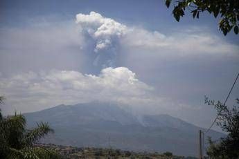 Etna in eruzione, crolla parte del cratere Sud-Est – Video