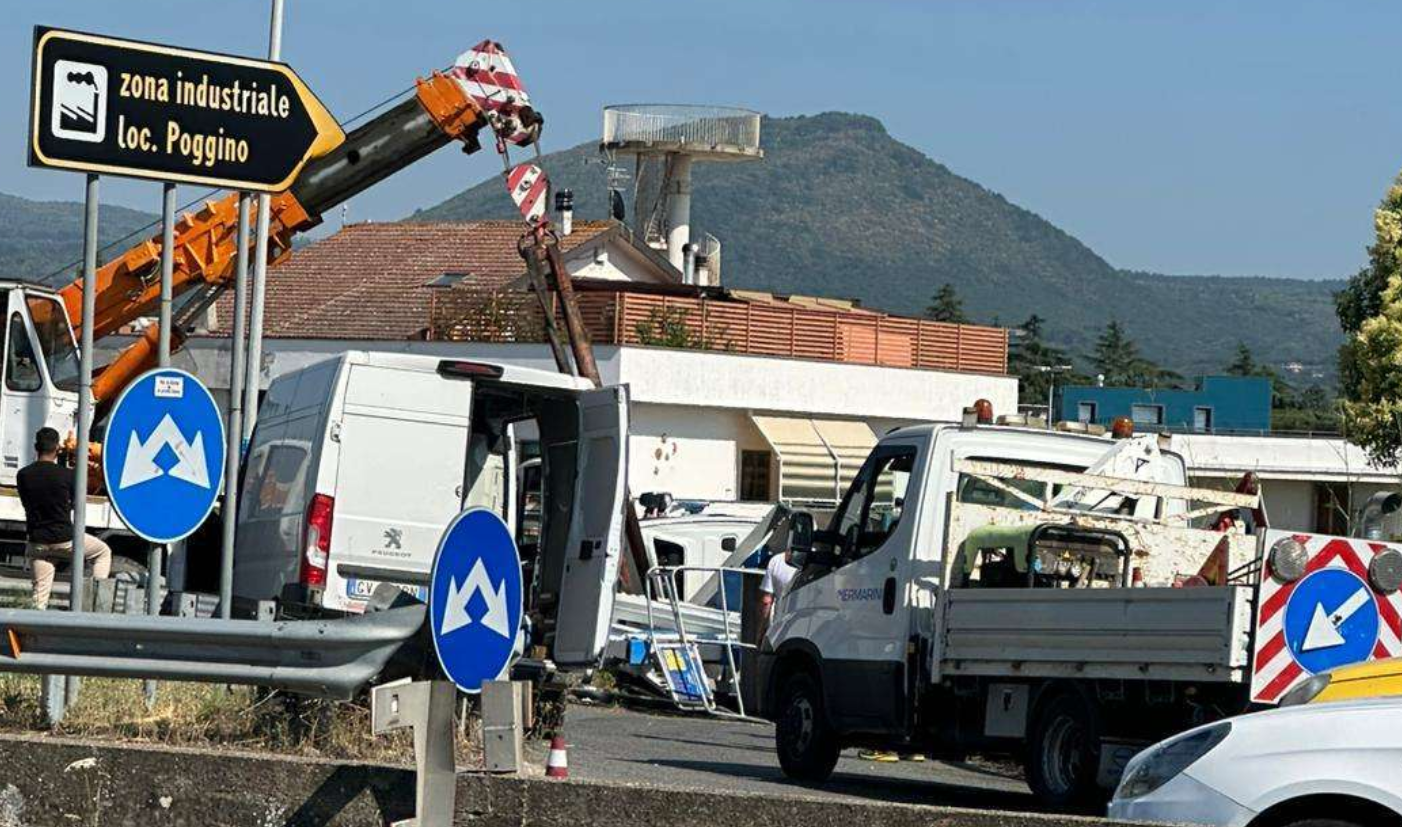 Viterbo – Superstrada, veicolo si ribalta allo svincolo per Montefiascone: traffico in tilt