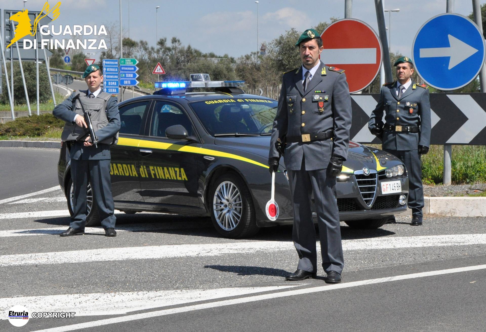 Civitavecchia – Forza il posto di blocco della Guardia di finanza e viene inseguito sull’A12, giovane in manette
