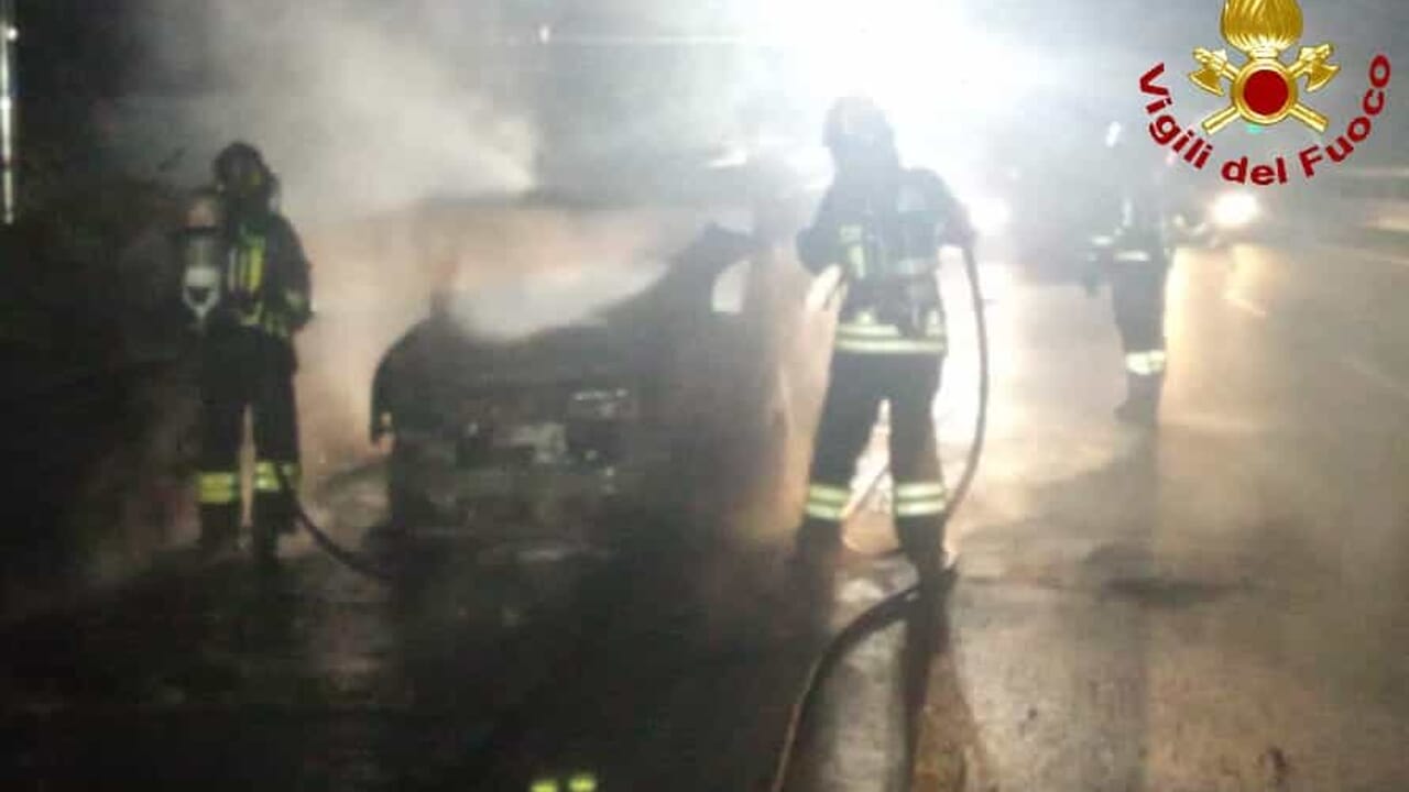 Furgone divorato dalle fiamme lungo il raccordo Terni-Orte