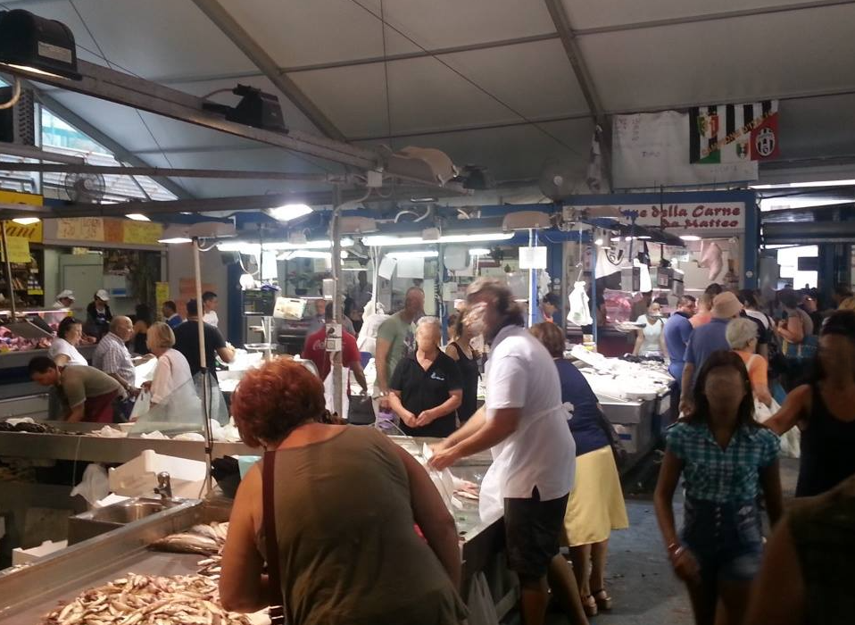 Civitavecchia – Mercato sotto assedio tra furti in serie di carne e contante