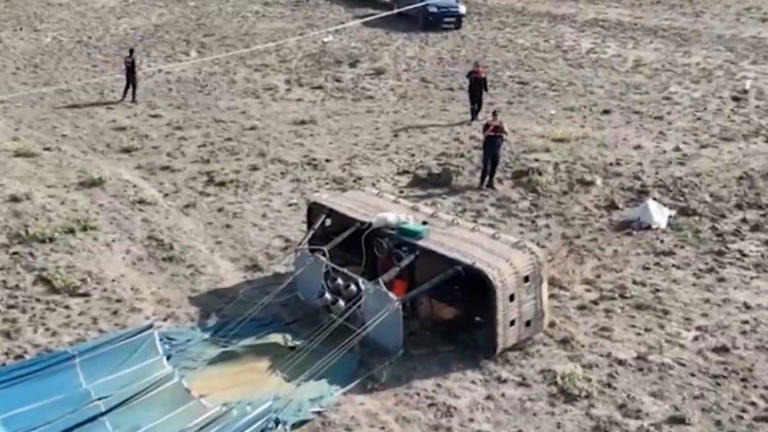 Turchia, mongolfiere precipitano in Cappadocia: pilota muore impigliato nelle corde, 31 turisti feriti