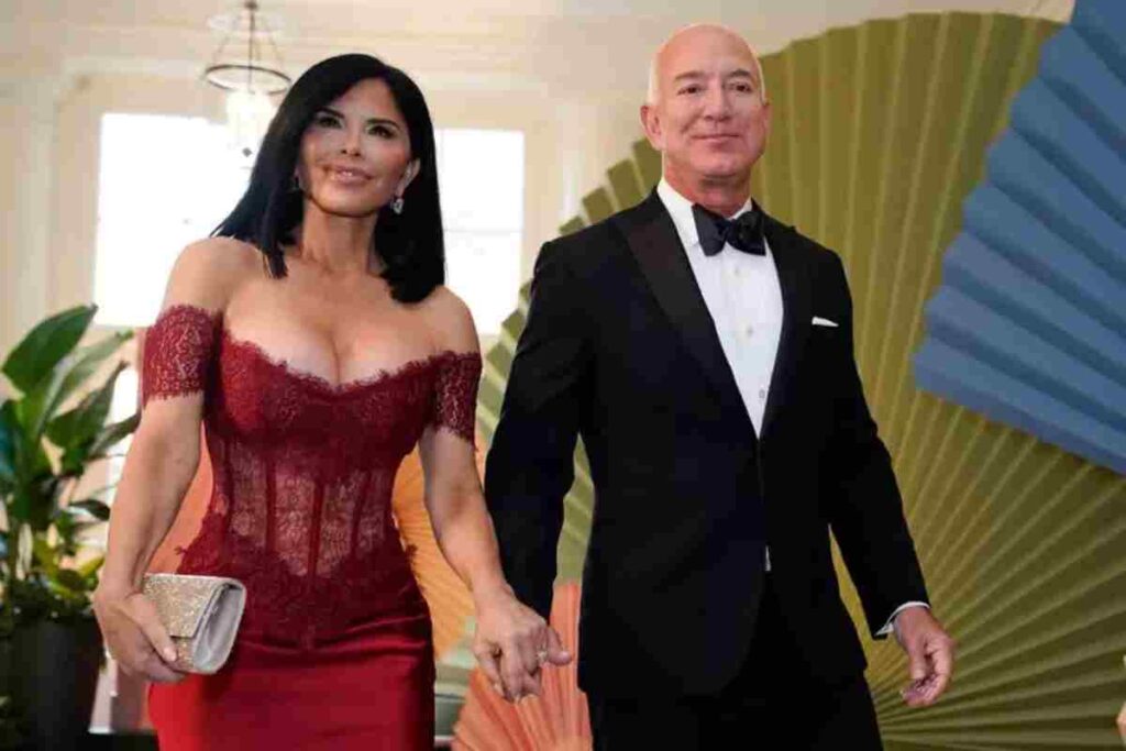 Tra piume, pigiama party e posate d’oro al via a Venezia le nozze dell’anno tra Jeff Bezos e Lauren Sanchez