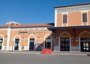 Civitavecchia – Panico alla stazione: uomo sputa ai passanti e aggredisce un agente, arrestato