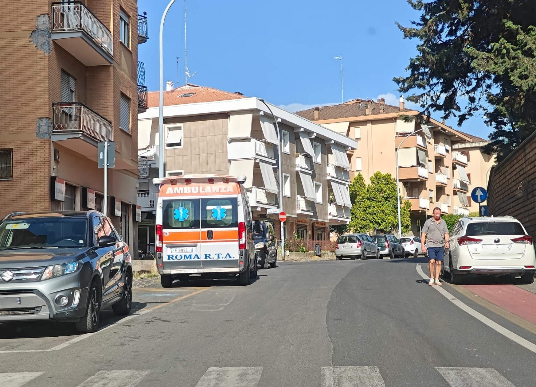 Viterbo – Zona Cattaneo invasa da odore di bruciato, auto in fiamme in Via della Pila