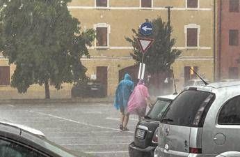 Italia divisa tra caldo e maltempo, allerta in 12 Regioni. Strade allagate a Napoli, bomba d’acqua a Bacoli