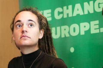 Ue, Carola Rackete si dimette da eurodeputata. Left: “Ci mancherà”