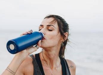 Acqua fredda o a temperatura ambiente? Come è meglio berla quando fa molto caldo