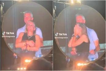 Usa, sospesi dal lavoro il Ceo e la collega ‘pizzicati’ dalla kiss cam al concerto dei Coldplay
