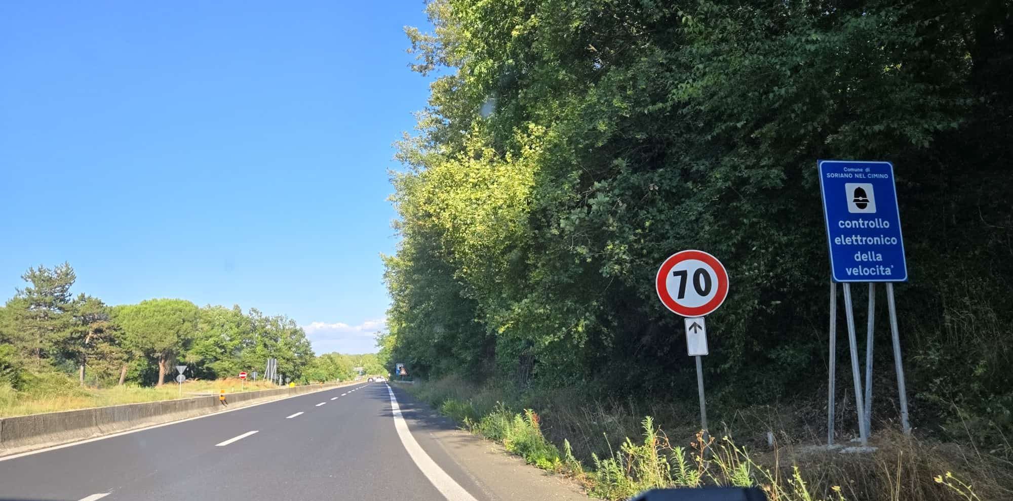 Sulla superstrada velocità ridotta a 70 km orari ed alberi che invadono la corsia: pericolosissimo per i motociclisti