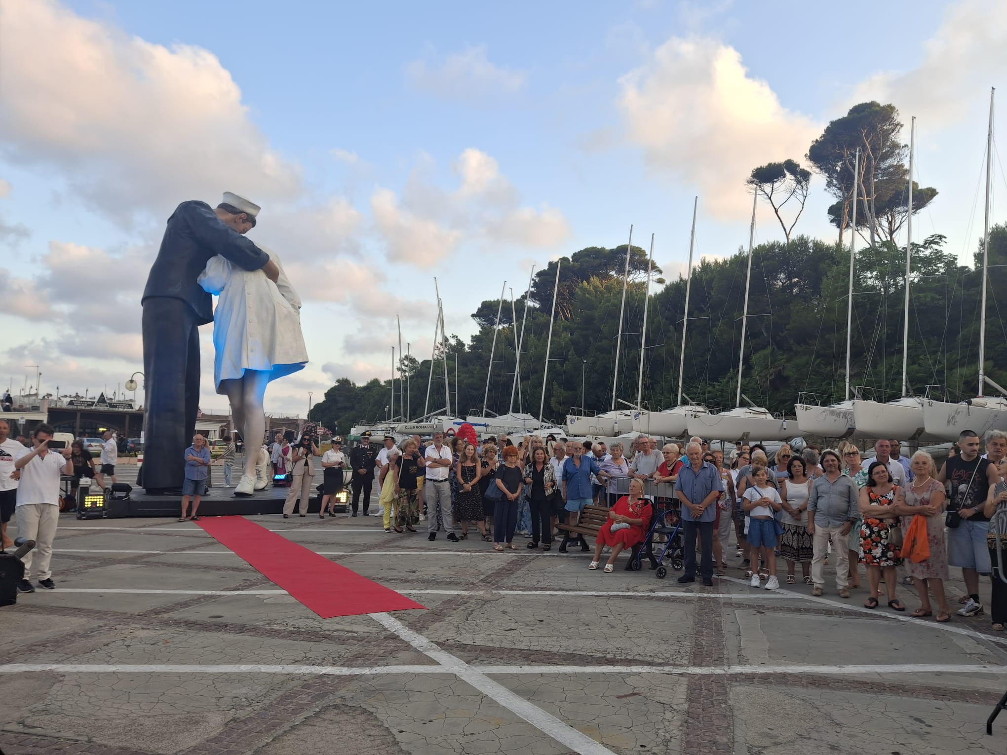 Santa Marinella – Polemiche sulla Statua del Bacio, Tidei replica a Fiorelli e tuona: “Coperta la spesa e oltre!”