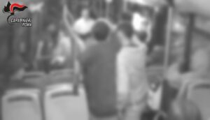 Aggressione razzista su un bus a Roma, misure cautelari per 4 giovani