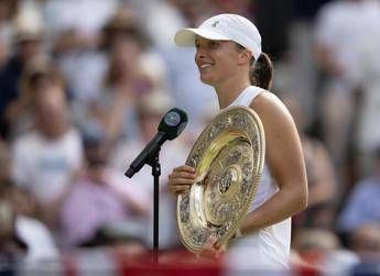 Wimbledon, Swiatek è la nuova ‘Regina’: dominata Anisimova con doppio 6-0