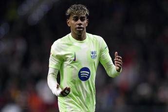 Yamal, dopo polemiche il rinnovo con il Barcellona. E si presenta con la madre