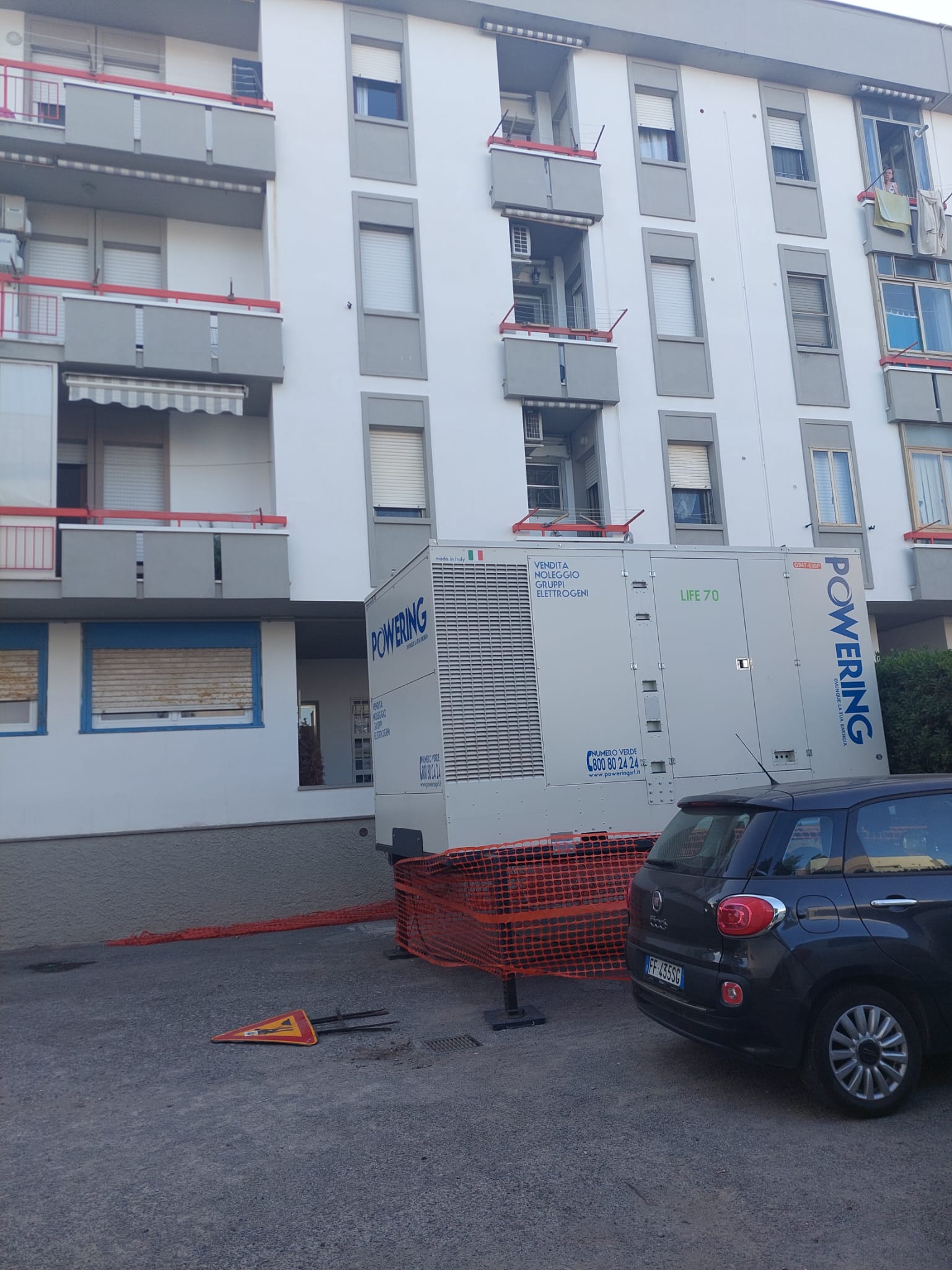 Civitavecchia, esplodono i contatori dell’Enel a via Adige: da una settimana il rumore assordante del generatore tormenta i residenti con decibel oltre la norma