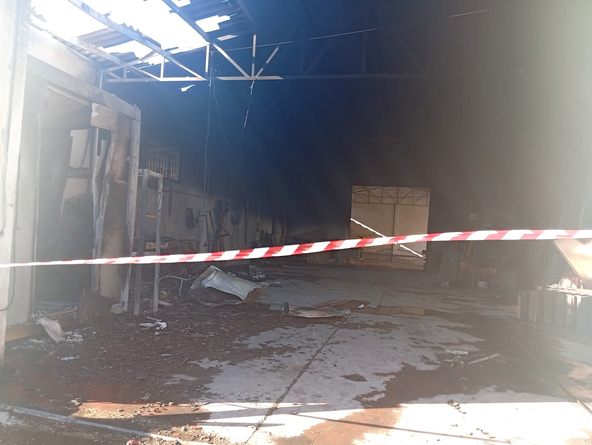 Vetralla – In fiamme un capannone, sul posto AEOPC e Vigili del fuoco (FOTO)