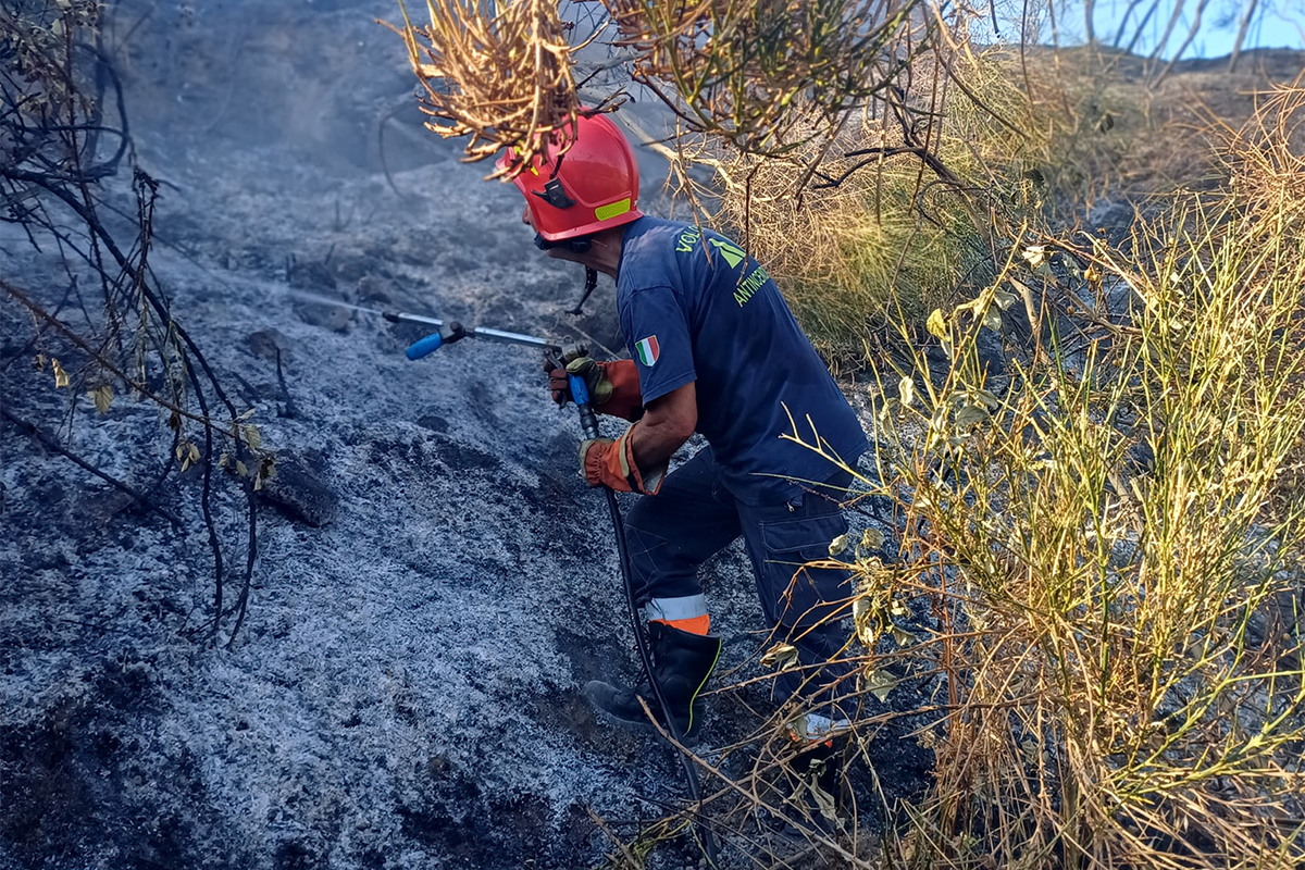 Vasto incendio tra Calcata e Magliano Romano, alcune case minacciate dalle fiamme (FOTO)