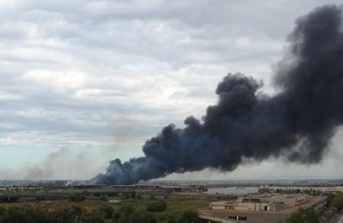 Incendio a Fiumicino: fiamme in un impianto rifiuti, nube di fumo verso Roma