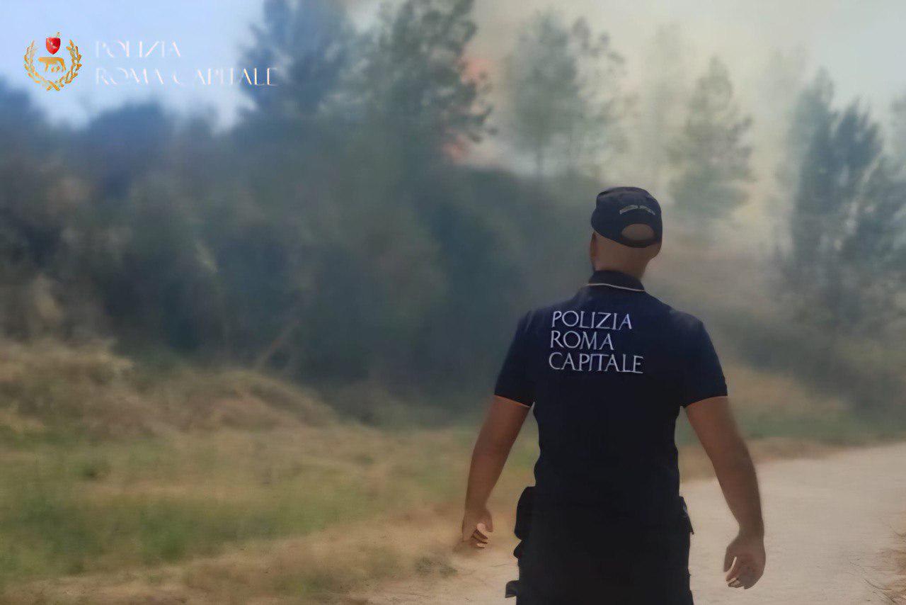 Roma – Resta intrappolato in casa durante l’incendio, salvato da un agente della municipale che si fa strada fra fumo e fuoco