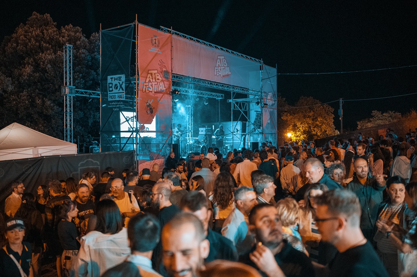 Bestemmie e preservativi gonfiati sul palco: bufera sulla Festa della Birra a Montefiascone