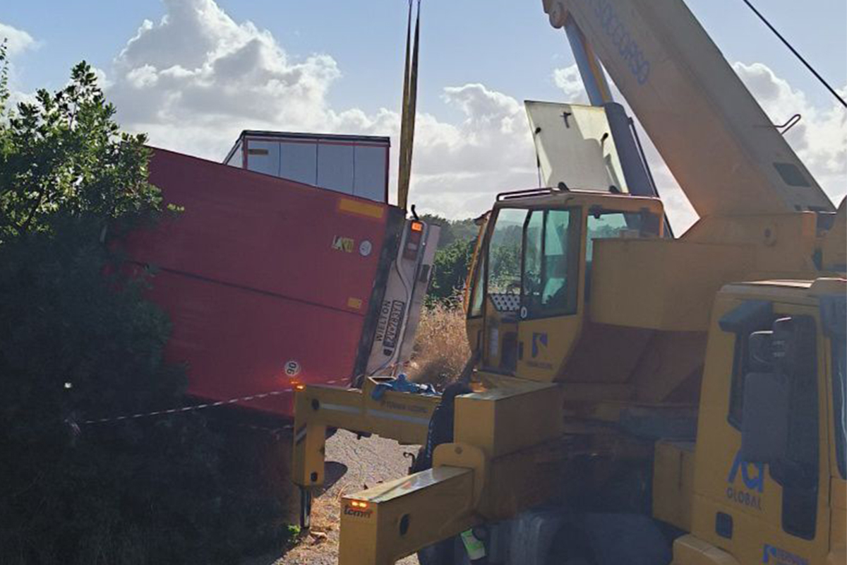 Camion si ribalta alle porte di Nepi: traffico in tilt e strada chiusa