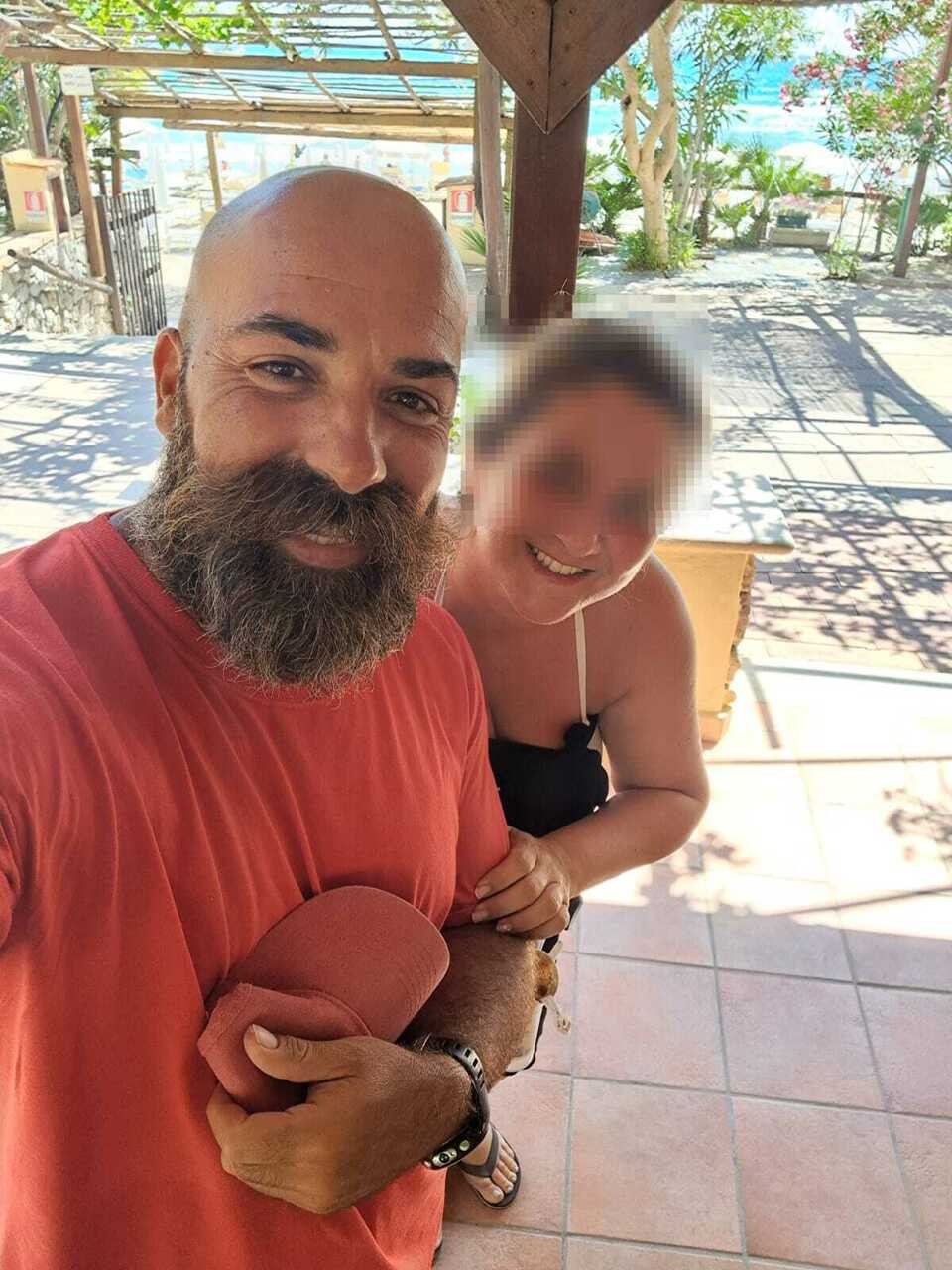 Gaeta, si tuffa in mare e rimane intrappolata in una buca rischiando di annegare: salvata per miracolo da un bagnino-eroe