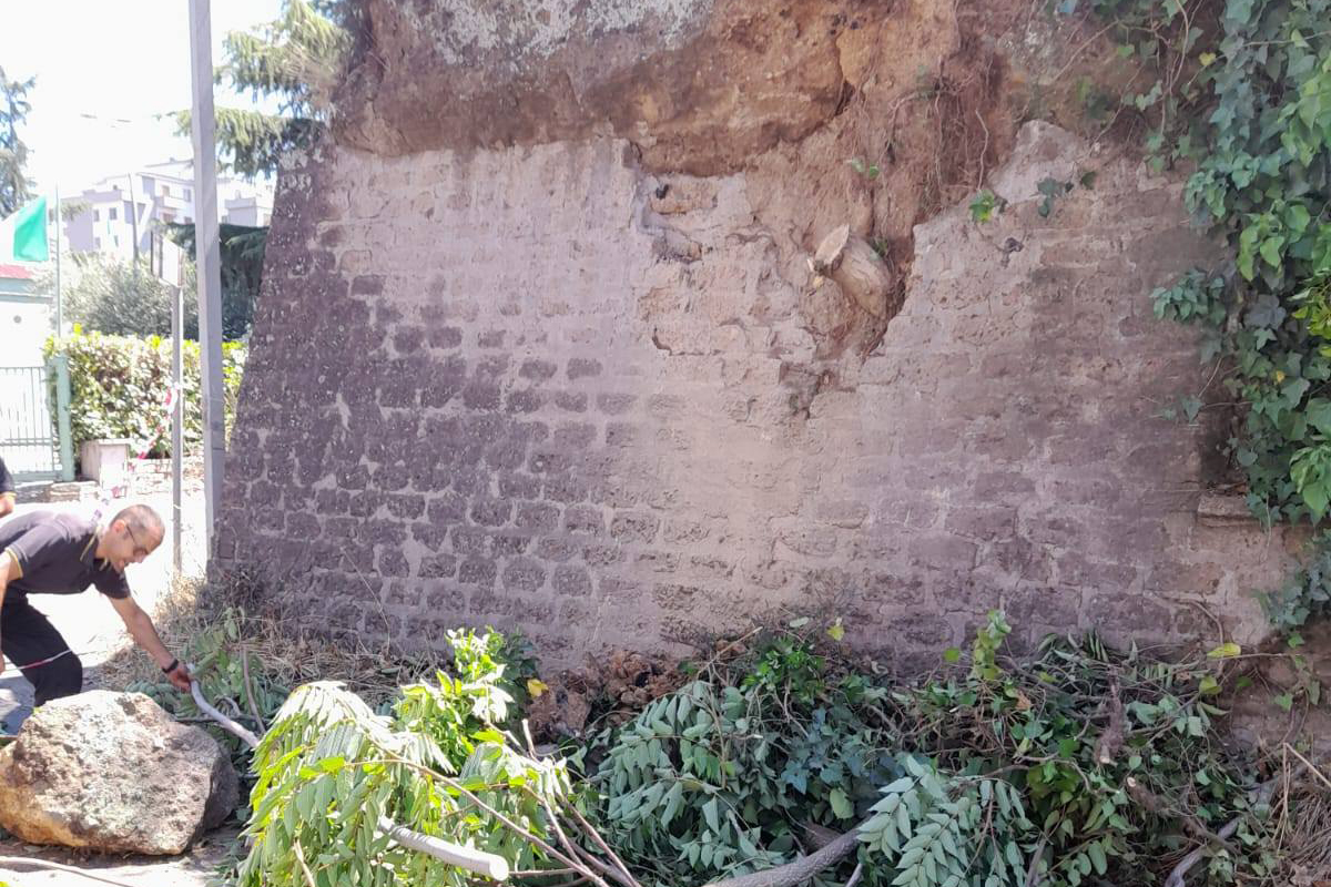 Vetralla – Crolla una porzione di muro sulla Cassia (FOTO)