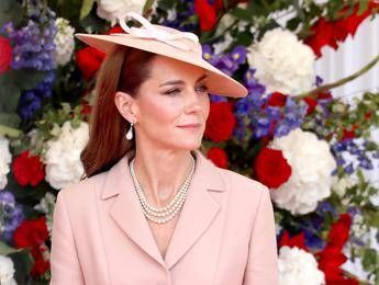 Kate Middleton omaggia la moda francese per la visita di Macron