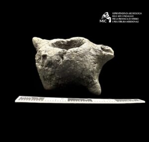 Bolsena – Straordinario ritrovamento al sito del Gran Carro: riemerge un vasetto di argilla di 3mila anni fa (FOTO)