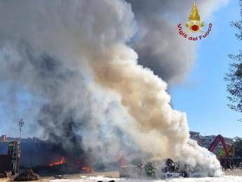 Paura a Roma, esplode cisterna di gas: feriti 8 poliziotti, vigile del fuoco e operatore 118. Testimoni: “Sembrava una bomba” – Video