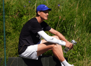 Sinner con gomito fasciato, medico ‘è un’ortesi elastica per più stabilità’