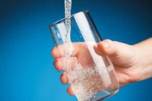 Salute, l’esperto: “L’idratazione fa bene a bilancio ormonale, energia umore e vitalità”